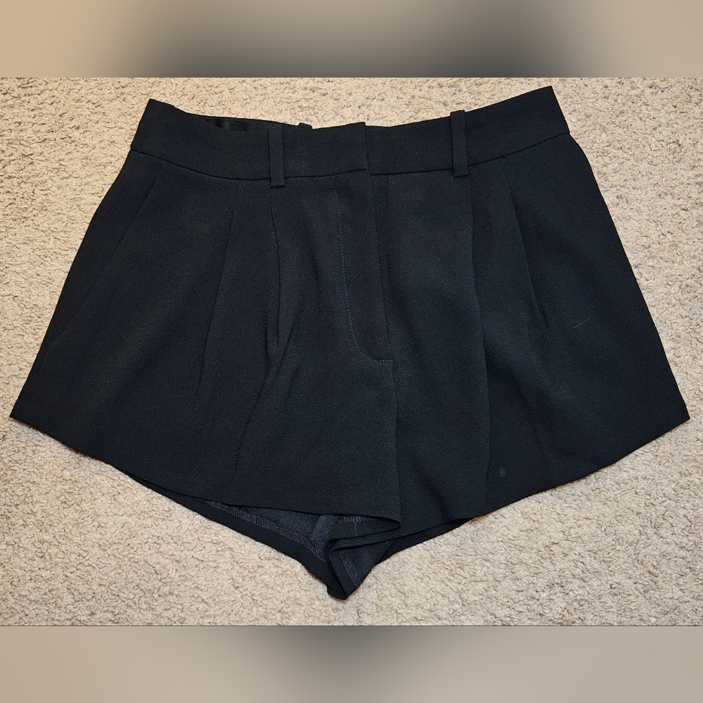 NWOT Aritzia Babaton Pleated Shorts - Black